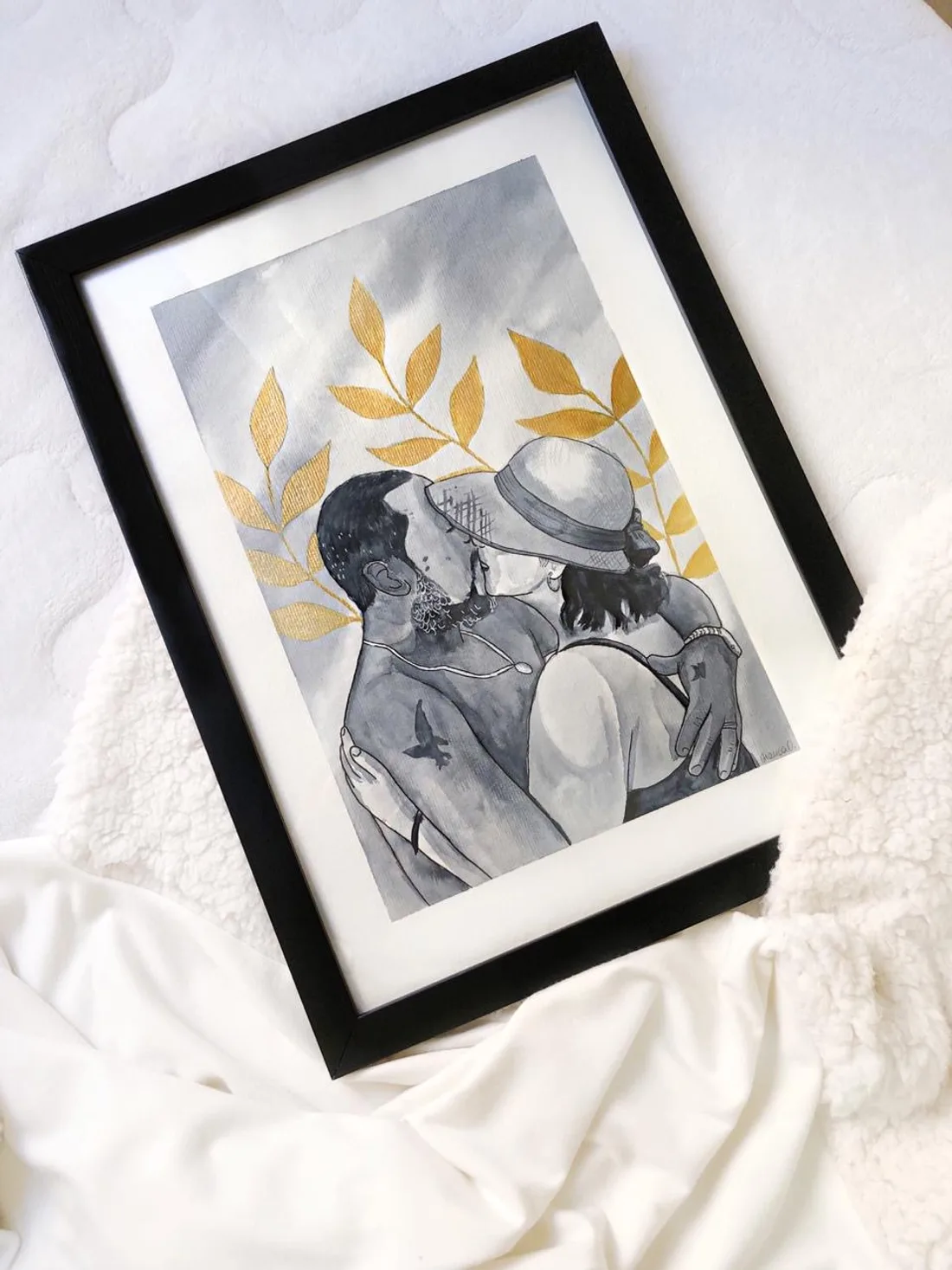 Aquarela emoldurada de um casal se beijando, com folhas douradas ao fundo