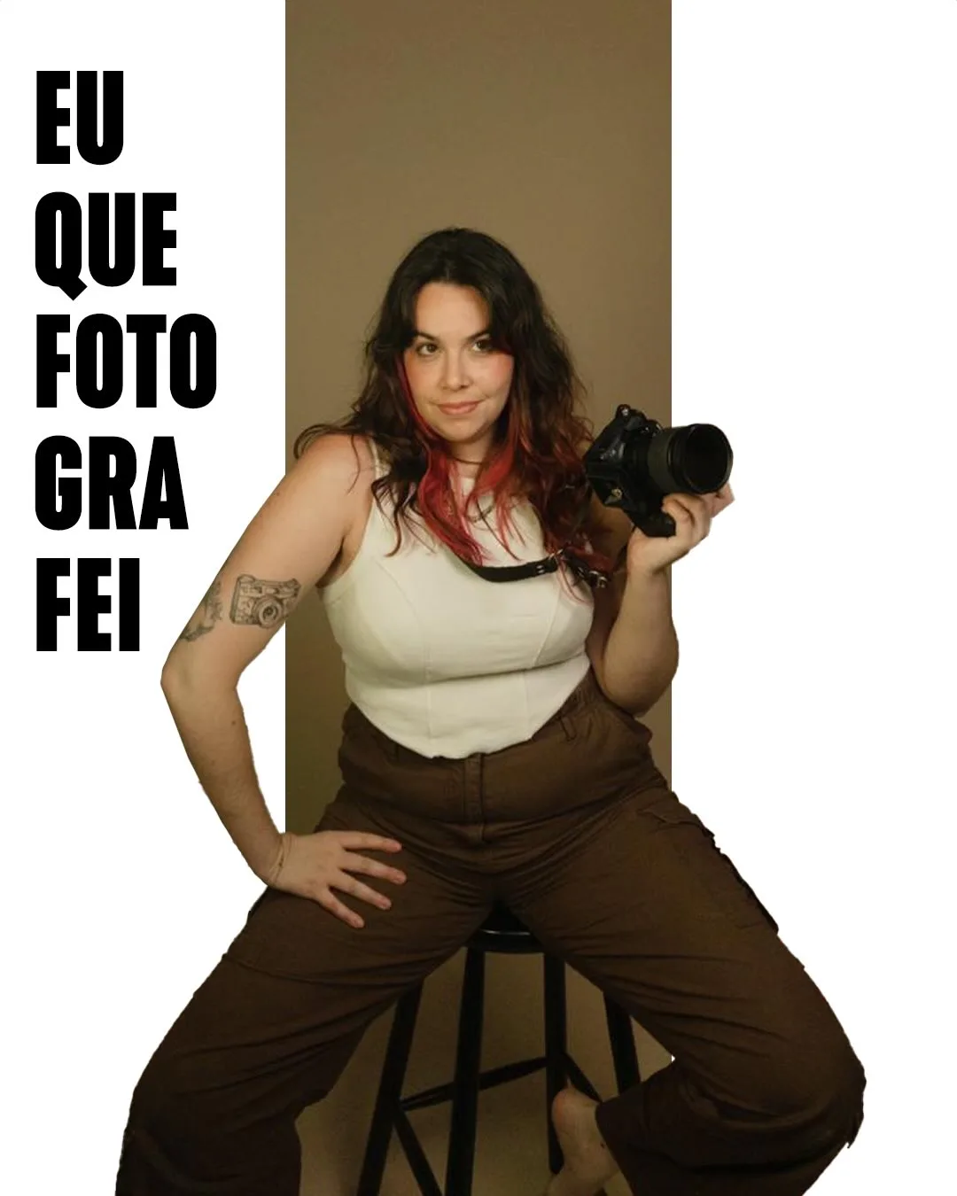 Bianca Oliveira, fotógrafa do estúdio, sentada em um banco com a câmera na mão, ao lado da frase eu que fotografei
